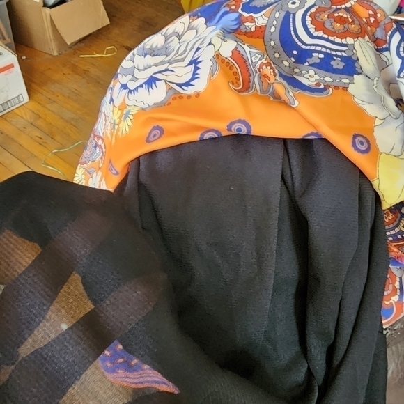 KLd-Signature backless w/thin criss cross straps on back. Deep v-neck Vibrant - Picture 14 of 14